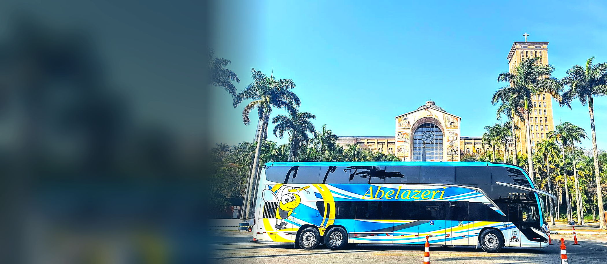 Ônibus da Abelazeri em frente ao Santuário Nacional de Aparecida