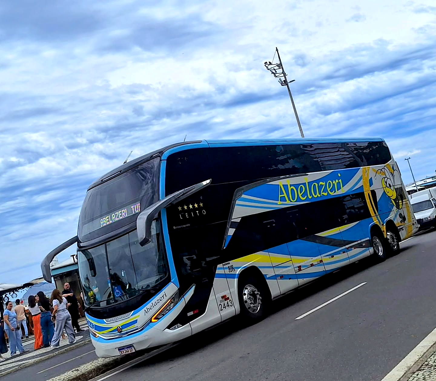 Ônibus da Abelazeri Turismo
