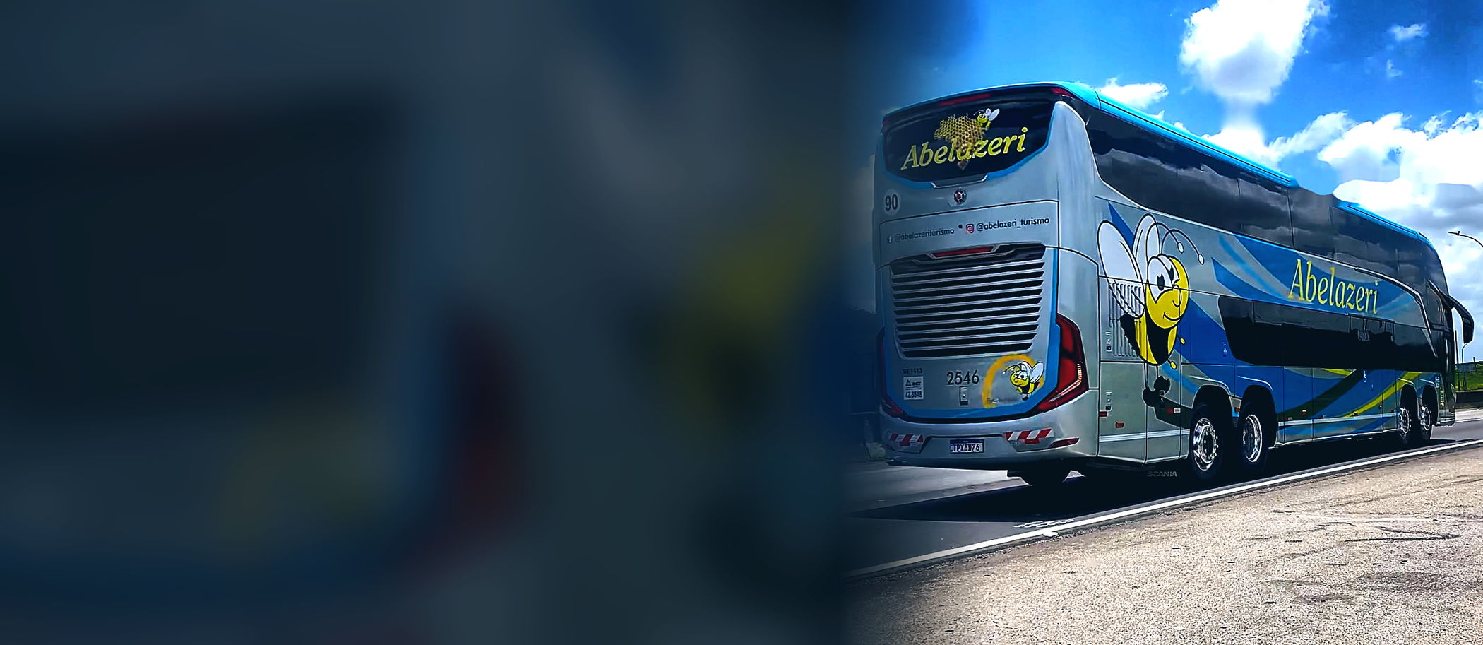 Ônibus da Abelazeri Turismo em viagem