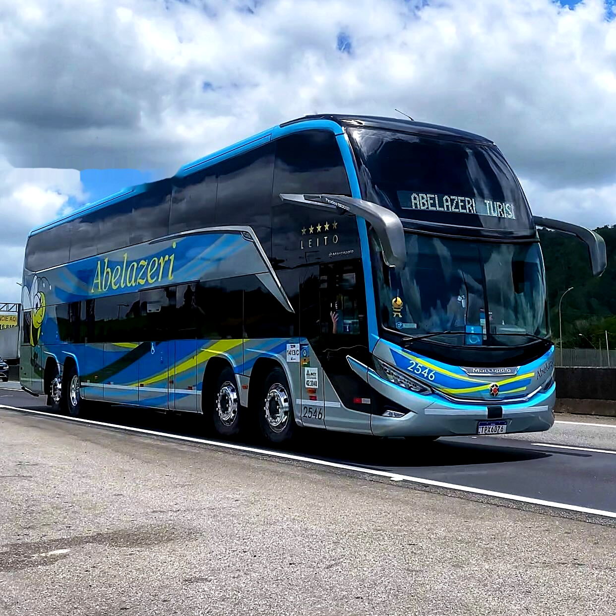 Ônibus double deck da Abelazeri na estrada, visto de frente