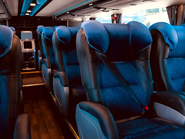 Poltronas leito reclináveis do ônibus da Abelazeri