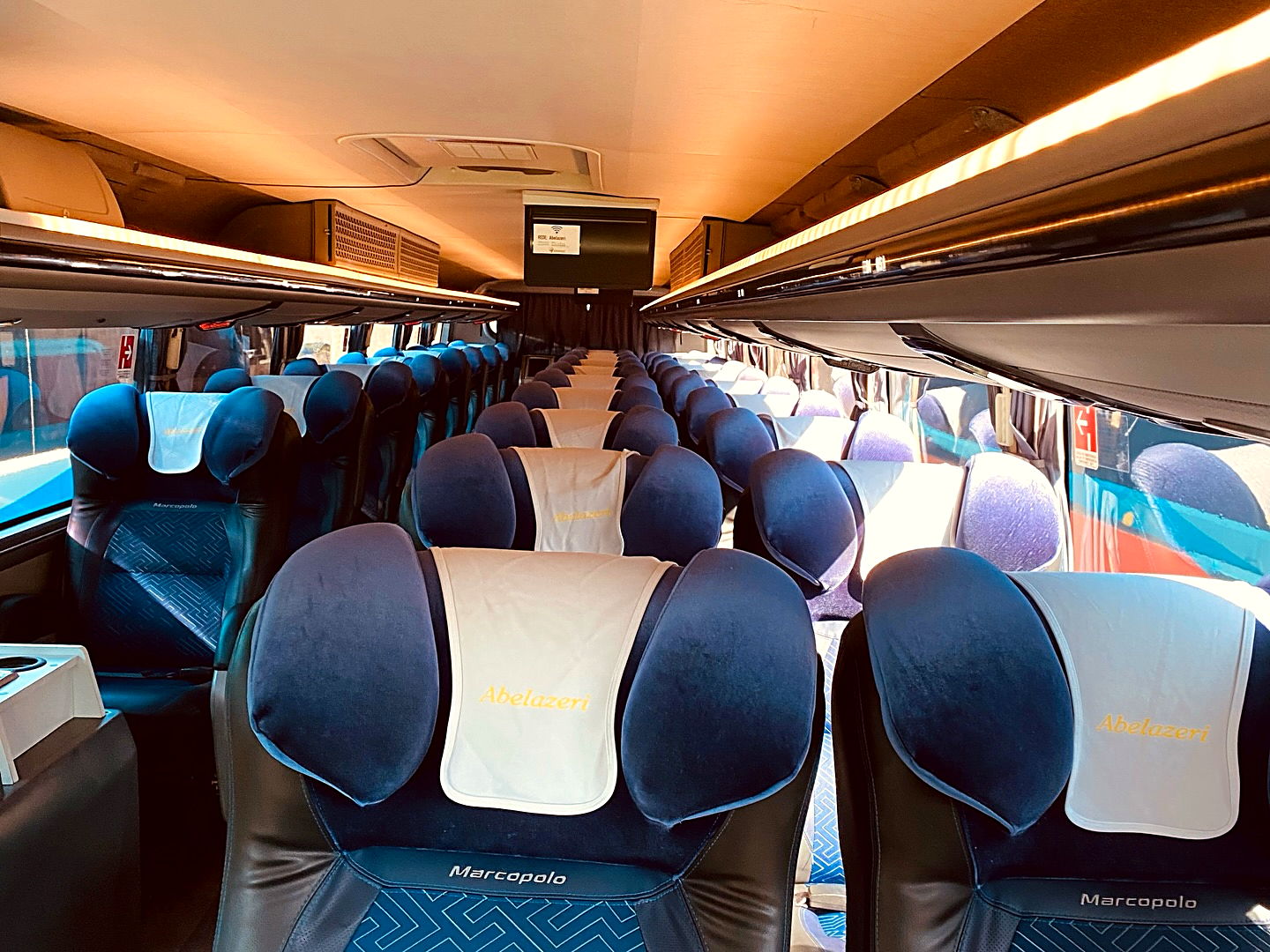 Interior do ônibus leito da Abelazeri