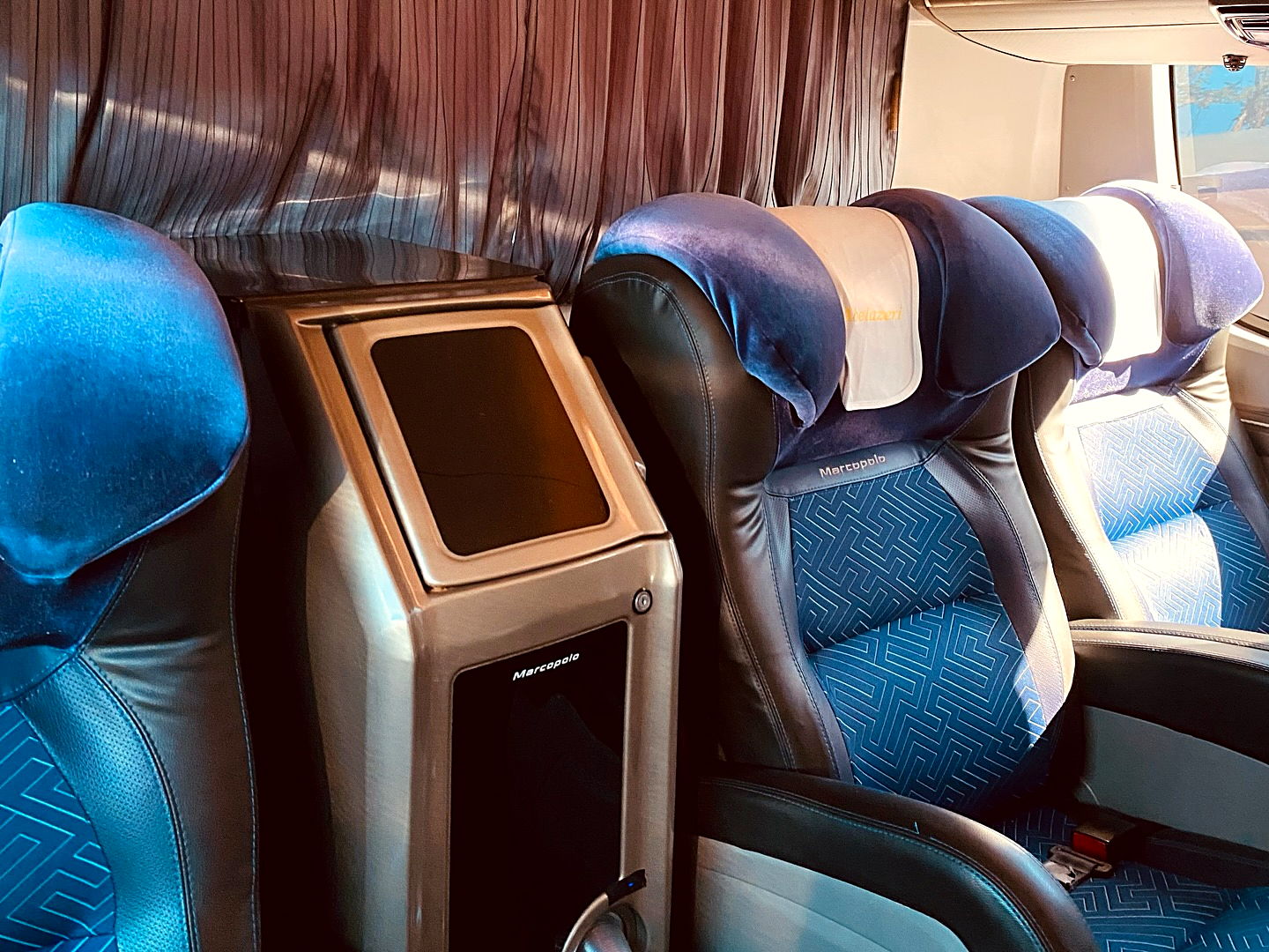 Poltrona com tela individual no ônibus da Abelazeri