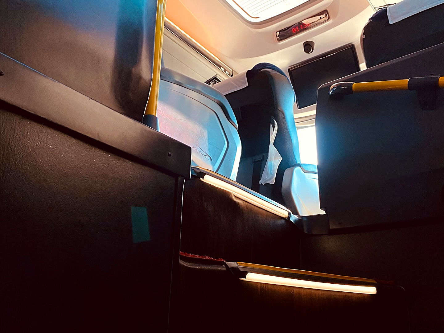 Interior do ônibus leito da Abelazeri