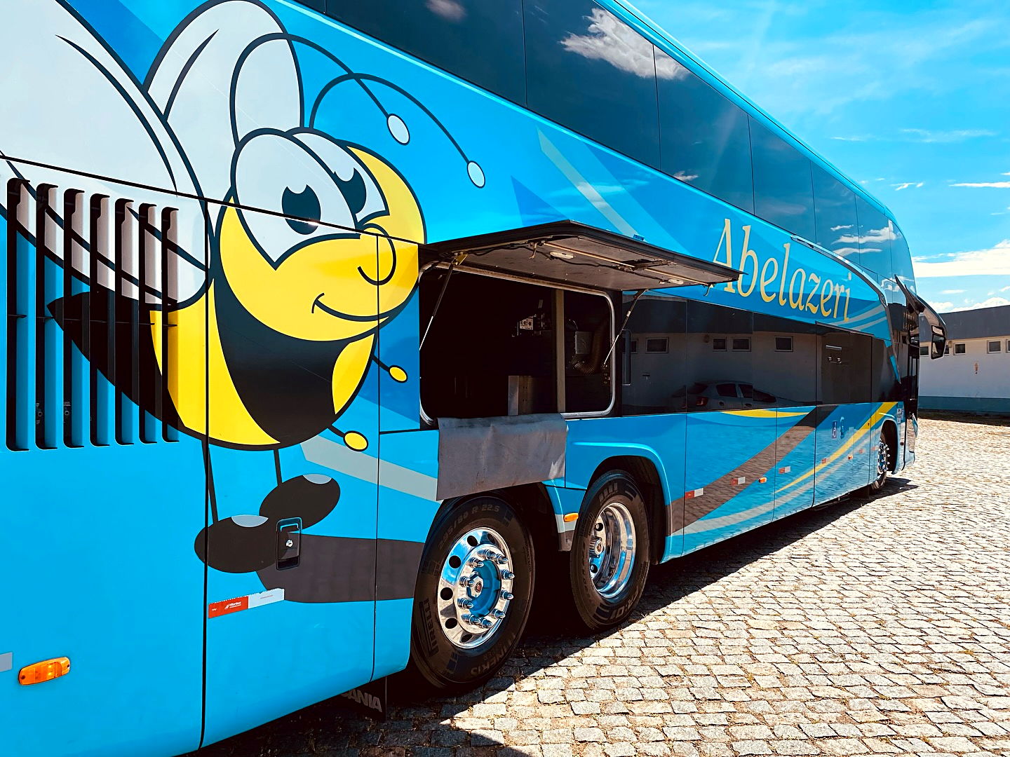 Detalhe da abelha pintada na lateral do ônibus e do bagageiro