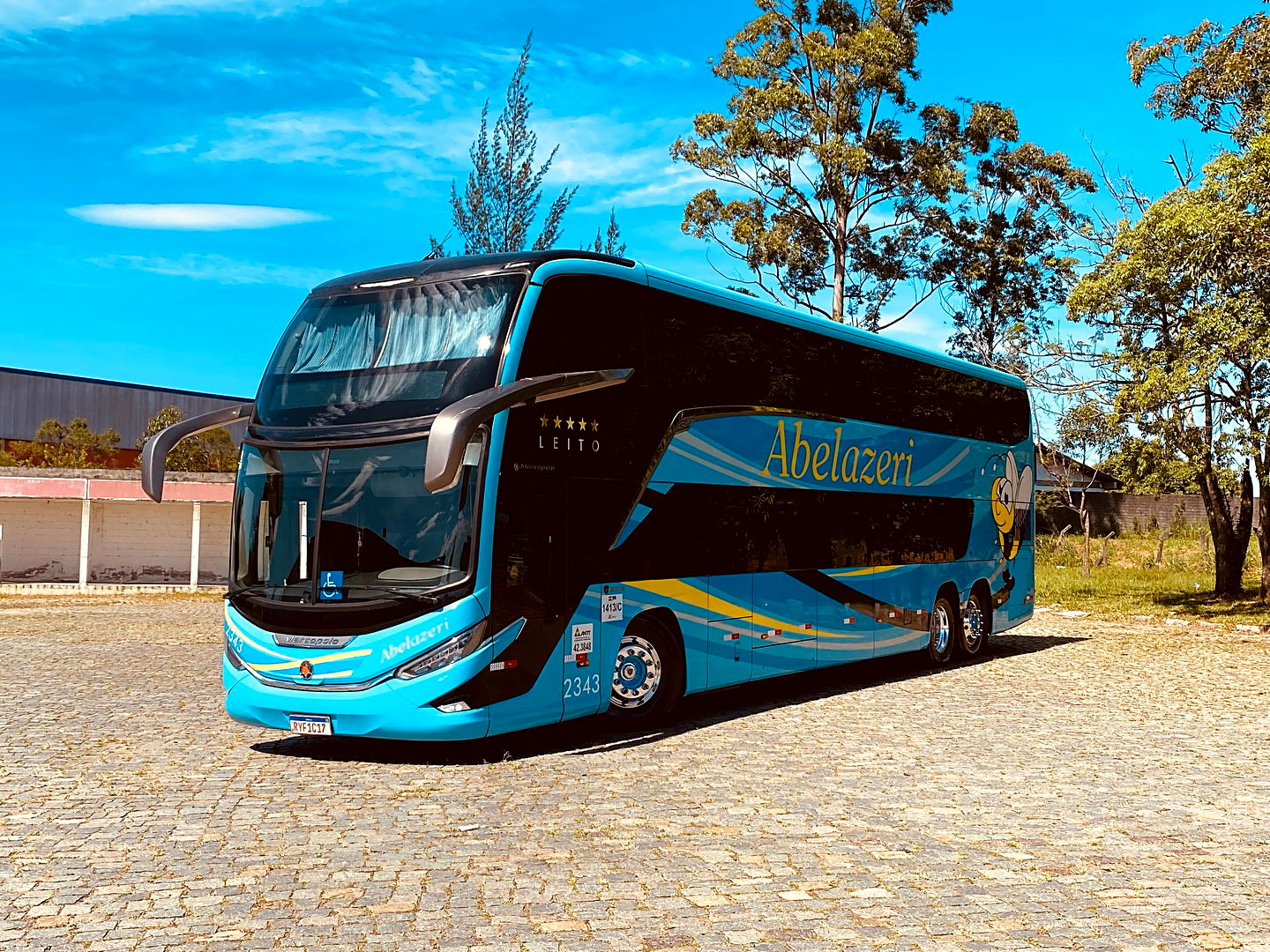 Ônibus da Abelazeri estacionado no pátio da garagem em Criciúma
